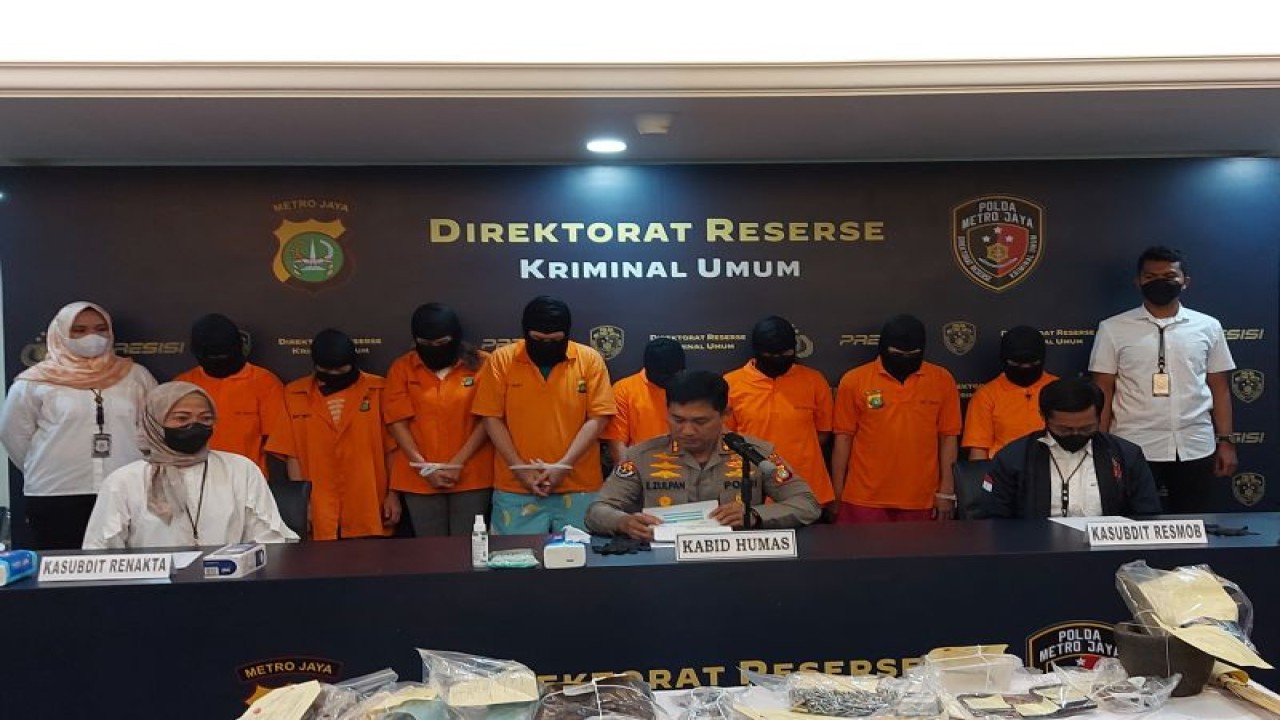 Polda Metro Jaya menghadirkan delapan tersangka penyiksaan terhadap asisten rumah tangga (ART) di apartemen kawasan Simprug, Jakarta Selatan saat konferensi pers di Polda Metro Jaya, Rabu (14/12). ANTARA/Fianda Sjofjan Rassat