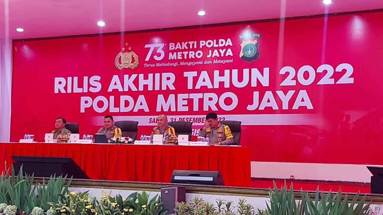 Polda Metro Jaya menggelar konferensi pers pengungkapan kasus kejahatan sepanjang tahun 2022 di Mako Polda Metro Jaya, Jakarta, Sabtu (31/12/2022). ANTARA/Fianda Sjofjan Rassat