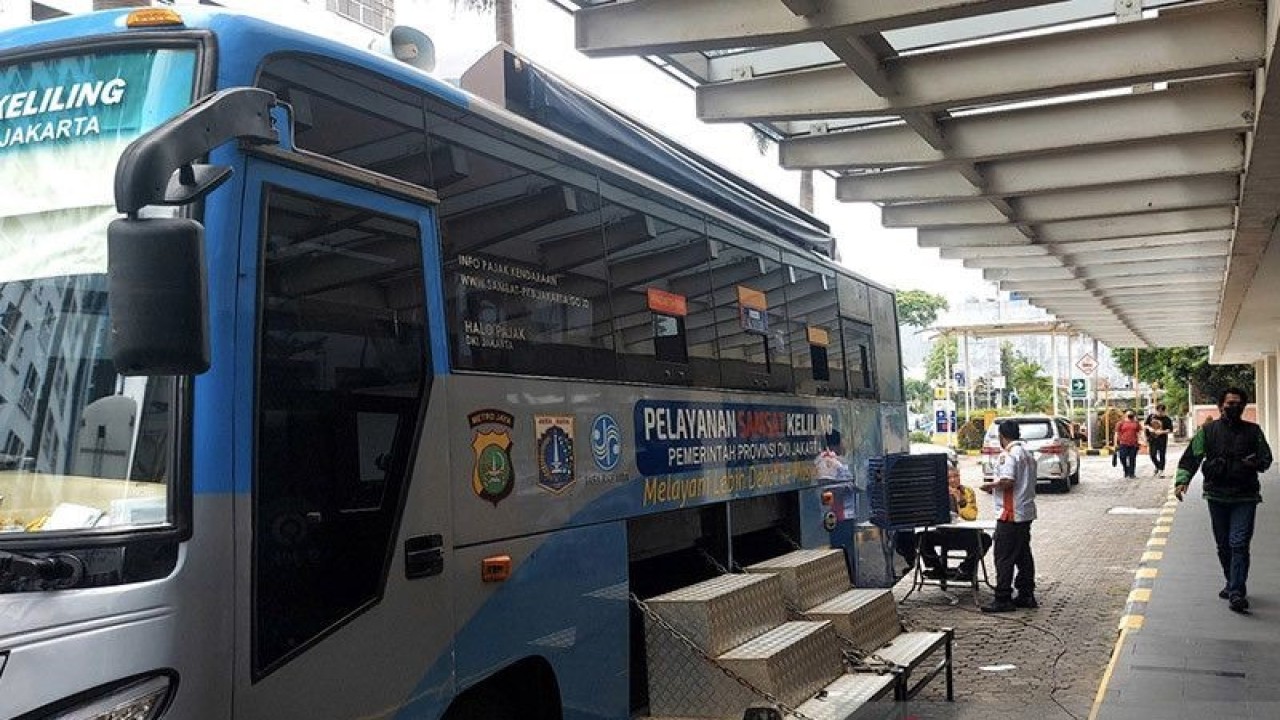 Sejumlah pengunjung Mal Citraland memanfaatkan Gerai Samsat Keliling di halaman parkir mal Jakarta Barat tersebut untuk membayar Pajak Kendaraan Bermotor (PKB), Rabu (30/11/2022). ANTARA/Abdu Faisal/am.