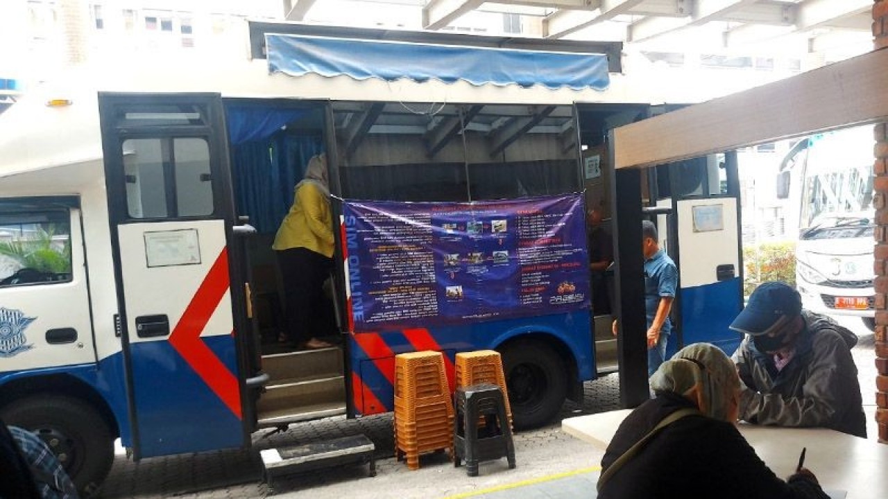 Sejumlah pengunjung Mal Citraland memanfaatkan Gerai SIM Keliling di halaman parkir mal Jakarta Barat tersebut untuk memperpanjang Surat Izin Mengemudi (SIM), Rabu (30/11/2022). ANTARA/Abdu Faisal/am.