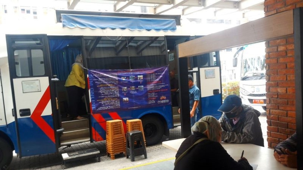 Sejumlah pengunjung Mal Citraland memanfaatkan Gerai SIM Keliling di halaman parkir mal di Jakarta Barat tersebut untuk memperpanjang Surat Izin Mengemudi (SIM), Rabu (30/11/2022). ANTARA/Abdu Faisal