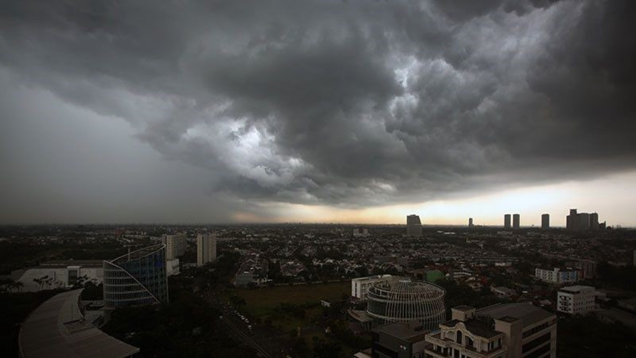 Ilustrasi - Awan mendung terlihat dari kawasan Gading Serpong dan Bumi Serpong Damai, Tangerang, Banten, Jumat (28/1/2022). (ANTARA FOTO/Muhammad Iqbal/wsj/pri)