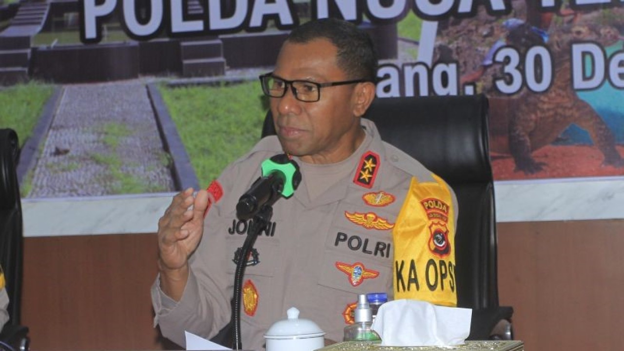 Kapolda NTT Irjen Pol Johanis Asadoma saat memberikan keterangan dalam konferensi pers akhir tahun Polda NTT di Kupang, Jumat (30/12). ANTARA/Kornelis Kaha