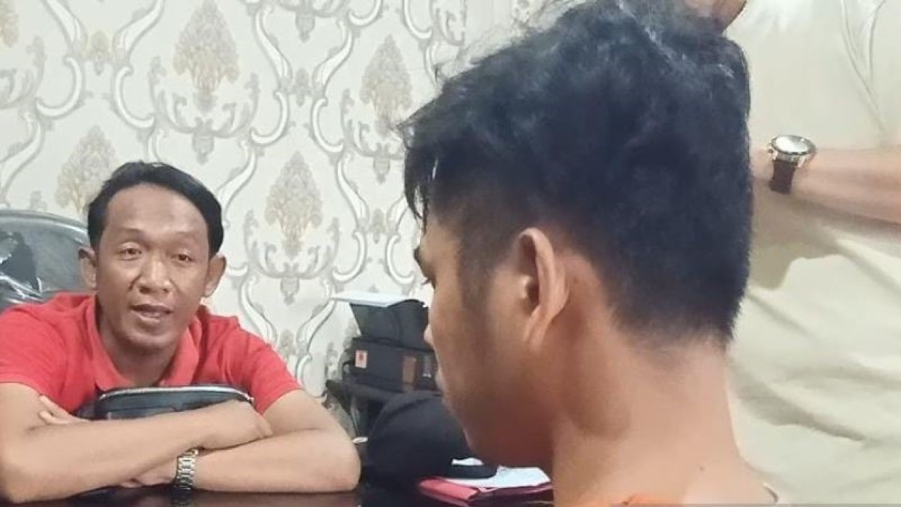 Tersangka LH alias Nandes (23) saat dimintai keterangan oleh penyidik unit 4 Subdit III Jatanras Polda Sumsel, di Palembang, Senin (12/12/2022) terkait perusakan tower SUTT PLN yang ia lakukan di Kabupaten Muara Enim.(ANTARA/M Riezko Bima Elko P)