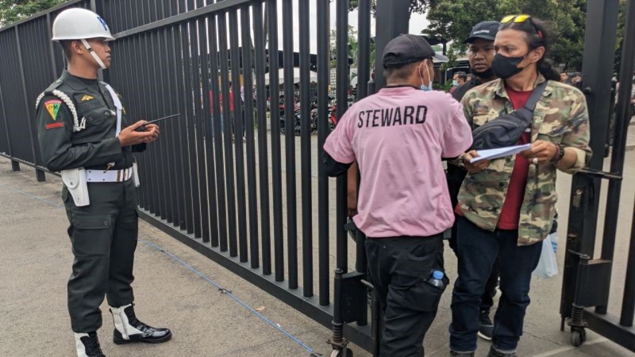 Personel keamanan memeriksa penonton yang akan memasuki Stadion Utama Gelora Bung Karno, Jakarta, untuk menyaksikan laga Grup A Piala AFF 2022 tim nasional Indonesia melawan Kamboja, Jumat (23/12/2022). (ANTARA/Michael Siahaan)