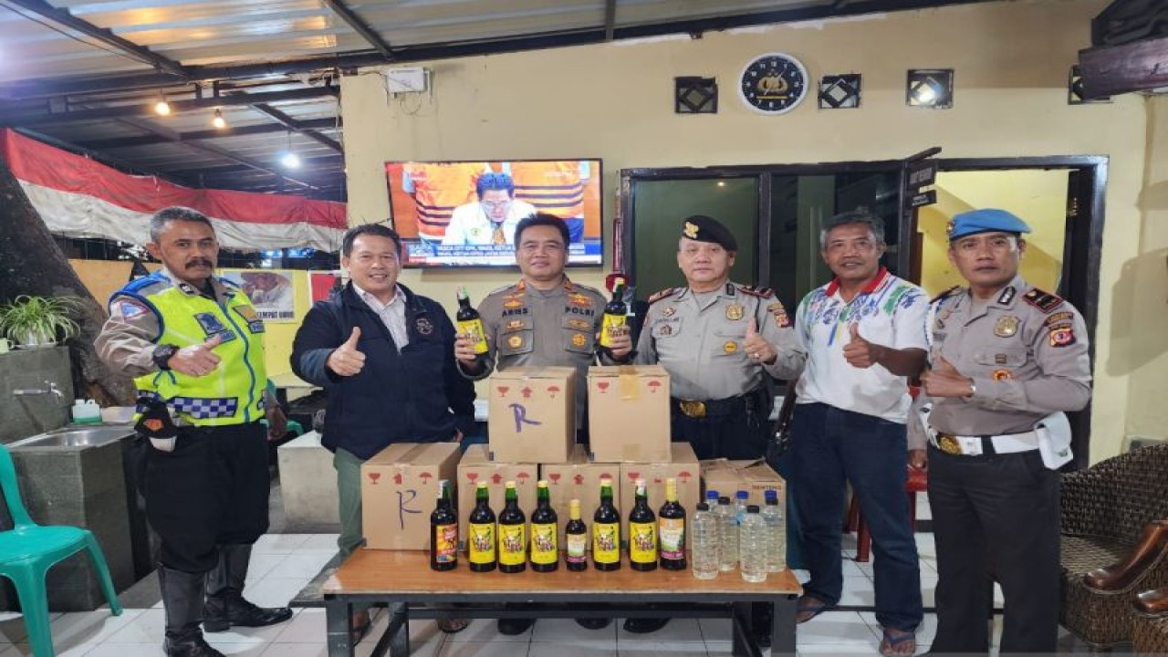 Polisi mengamankan minuman beralkohol tak berizin di Polsek Cibeunying Kidul, Kota Bandung, Jawa Barat. (ANTARA/HO-Polrestabes Bandung)