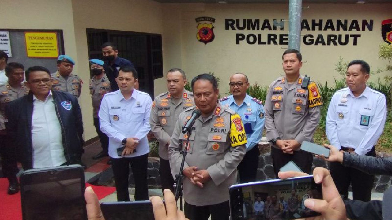 Kepala Kepolisian Daerah Jawa Barat Irjen Pol Suntana memberikan keterangan pers usai meninjau Rumah Tahanan Polres Garut di Garut, Rabu (28/12/2022). (ANTARA/Feri Purnama)