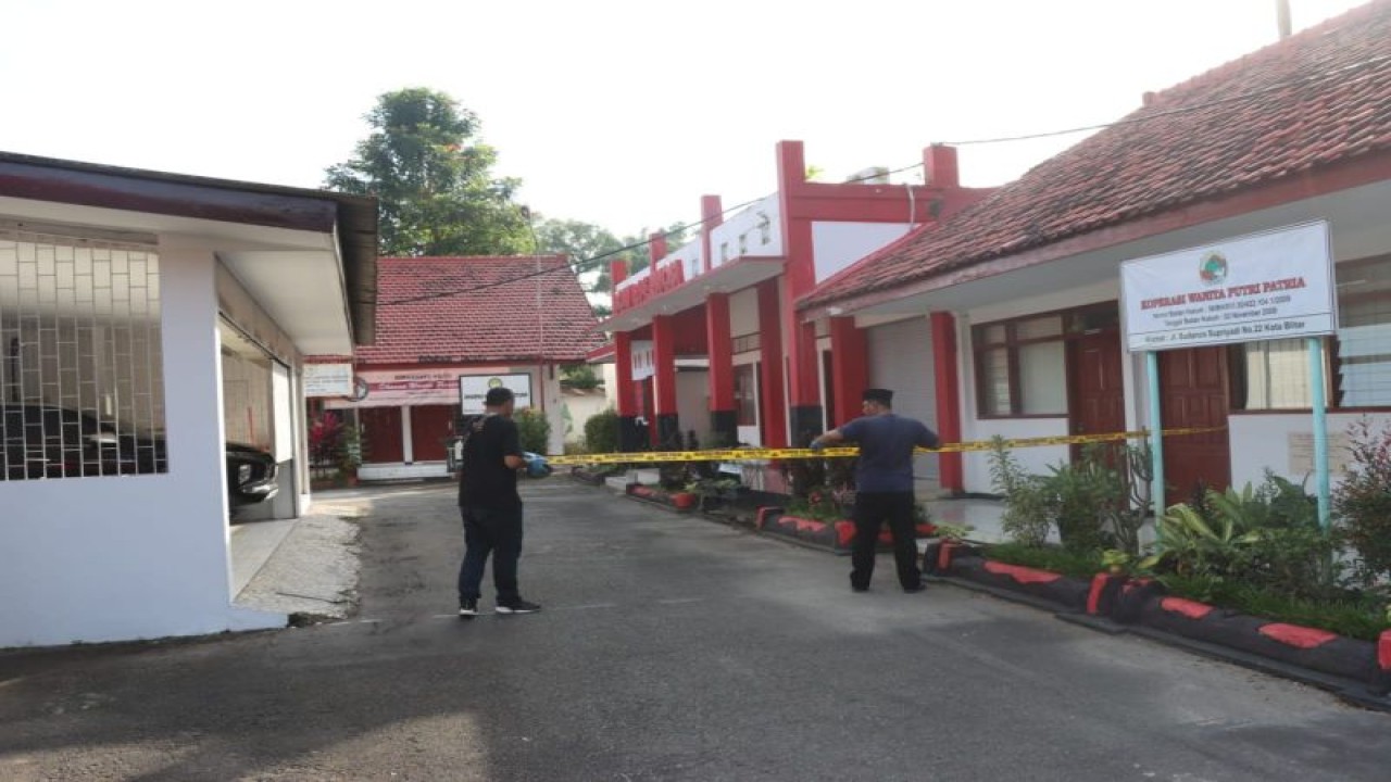 Polisi memasang garis polisi di lokasi rumah dinas Wali Kota Blitar, setelah kasus pencurian disertai dengan kekerasan yang terjadi pada Senin (12/12/2022) subuh. ANTARA/HO-Polres Blitar Kota