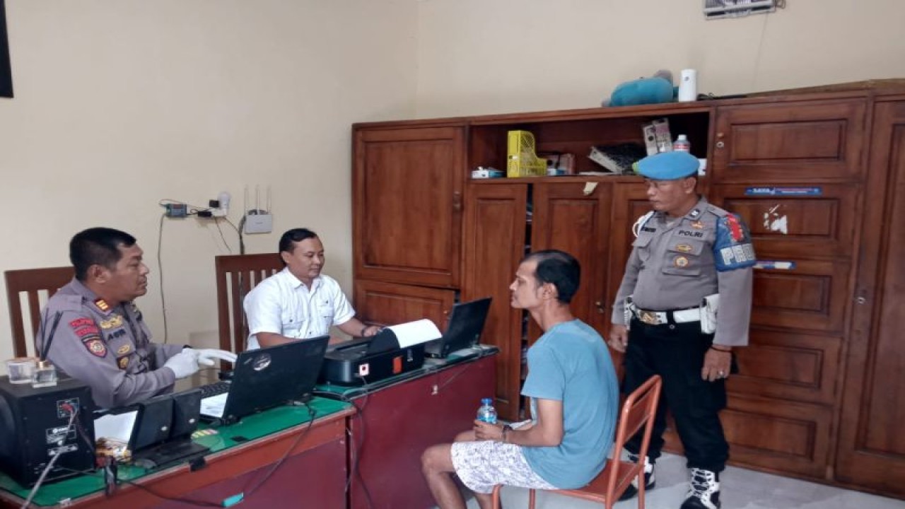 Polisi memeriksa AJ, warga Kabupaten Kdiri, Jawa Timur, pelaku pembacokan kepada ayah kandungnya sendiri di Mapolsek Pagu, Kabupaten Kediri, Jawa Timur, Senin (26/12/2022).ANTARA/ HO-polisi