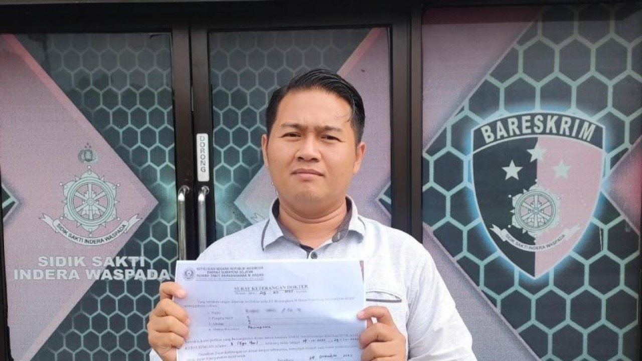 Kepala Seksi Humas Polres Bangka Barat Aipda Sri Iwan Alazhar menunjukkan bukti keterangan sakit yang dibawa pihak keluarga. (ANTARA/HO-Humas Polres Bangka Barat)