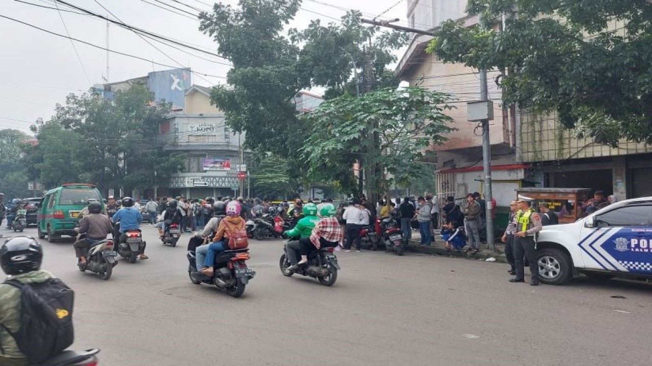 Polisi melakukan pengalihan arus pascaledakan bom bunuh diri di Polsek Astana Anyar, Kota Bandung, Jawa Barat, Rabu (7/12/2022). (ANTARA/Ajat Sudrajat)