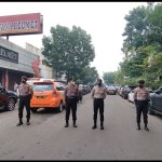 Polisi melakukan penjagaan di sekitar Polsek Astanaanyar, Kota Bandung, Jawa Barat, Rabu (7/12/2022). (ANTARA/Bagus Ahmad Rizaldi)-1670386681