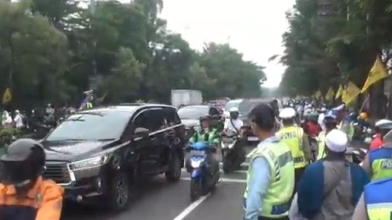 Polisi mengatur lalu lintas di depan Masjid At-Tin, Jakarta, Jumat (2/12/2022). ANTARA/Yogi Rachman