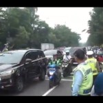 Polisi mengatur lalu lintas di depan Masjid At-Tin, Jakarta, Jumat (2/12/2022). ANTARA/Yogi Rachman-1669947778