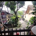 Polisi menjaga pagar belakang Kantor Polsek Astanaanyar, Kota Bandung, Jawa Barat, Rabu (7/12/2022). ANTARA/Bagus Ahmad Rizaldi-1670387305