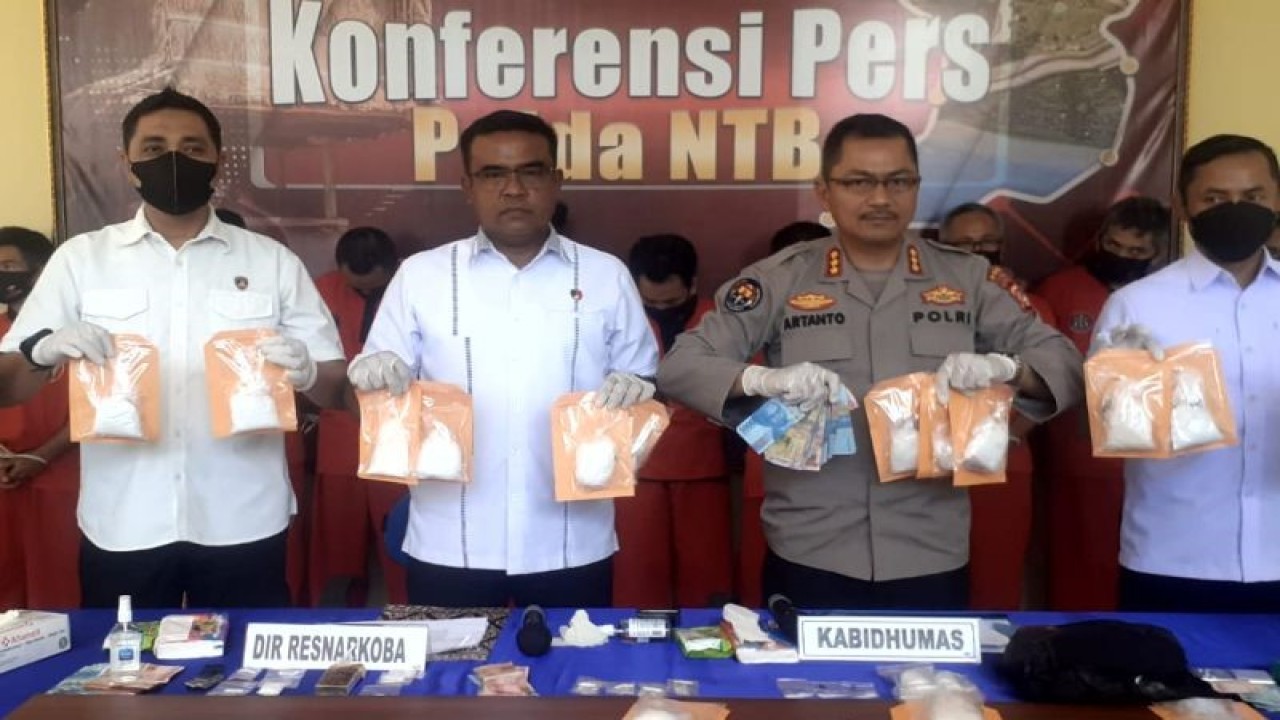 Polisi menunjukkan barang bukti kasus narkoba jenis sabu-sabu beserta para tersangka dalam konferensi pers di Mataram, NTB, Rabu (7/12/2022). (ANTARA/Dhimas B.P.)