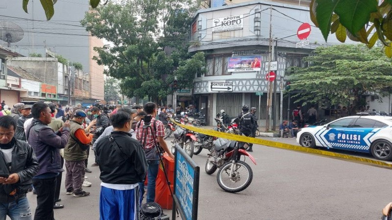 Polisi mengimbau warga menjauhi lokasi sekitar ledakan bom bunuh diri di Kantor Polsek Astanaanyar, Kota Bandung, Jawa Barat, Rabu (7/12/2022). (ANTARA/Ajat Sudrajat)