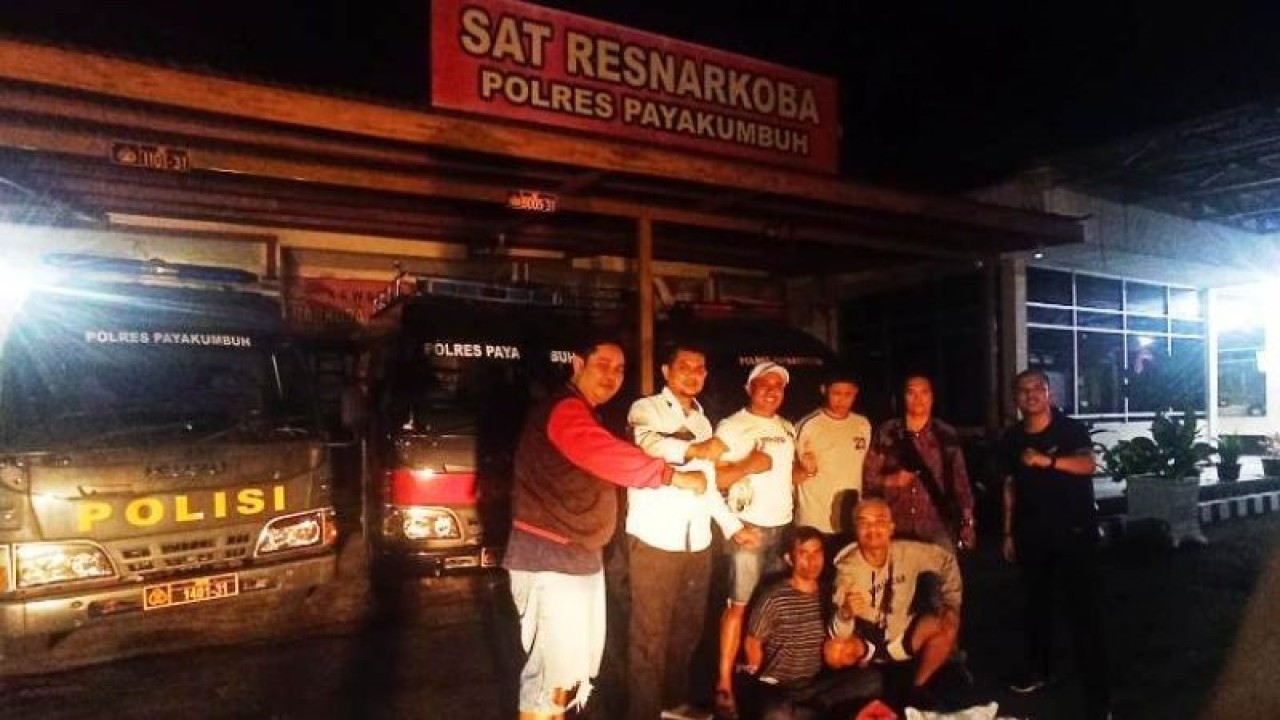 Satres Narkoba Polres Payakumbuh bersama tersangka yang diduga akan mengirimkan narkoba jenis ganja melalui salah satu jasa pengiriman barang. (ANTARA)