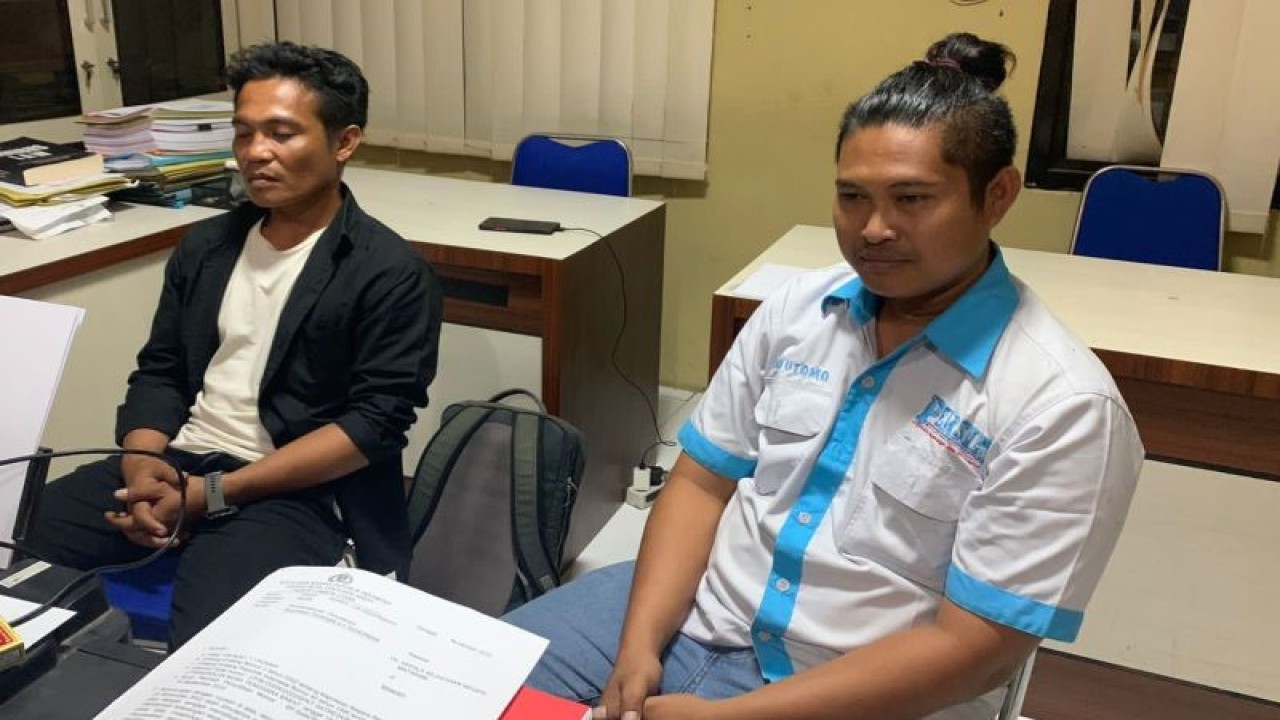 Polisi menunjukkan dua pria yang melakukan aksi pungli di kawasan wisata Gili Tramena berinisial DA (kiri) yang mengaku sebagai anggota Intelijen Polri dan BU (kanan) yang mengaku sebagai wartawan, dalam pemeriksaan di Kantor Polres Lombok Utara, NTB, Rabu (14/12/2022). ANTARA/HO-Polres Lombok Utara