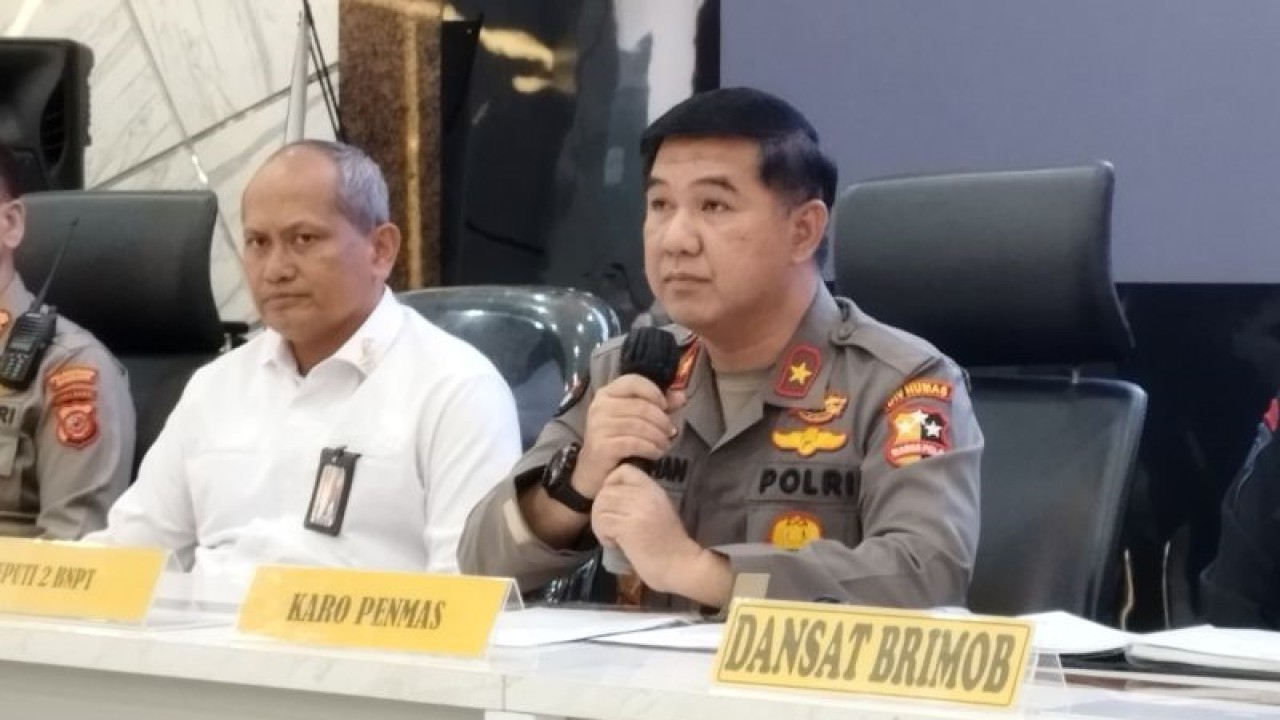 Karopenmas Divhumas Polri Brigjen Pol Ahmad Ramadhan saat konferensi pers di Polrestabes Bandung, Kota Bandung, Jawa Barat, Kamis (8/12/2022). (ANTARA/Bagus Ahmad Rizaldi)