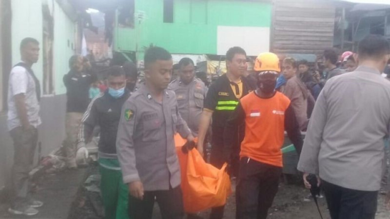 Polisi sementara mengevakuasi seorang warga yang tewas terbakar di kawasan Lorong Tahu, Kecamatan Sirimau (Kota Ambon). (9/12) (ANTARA/daniel/)