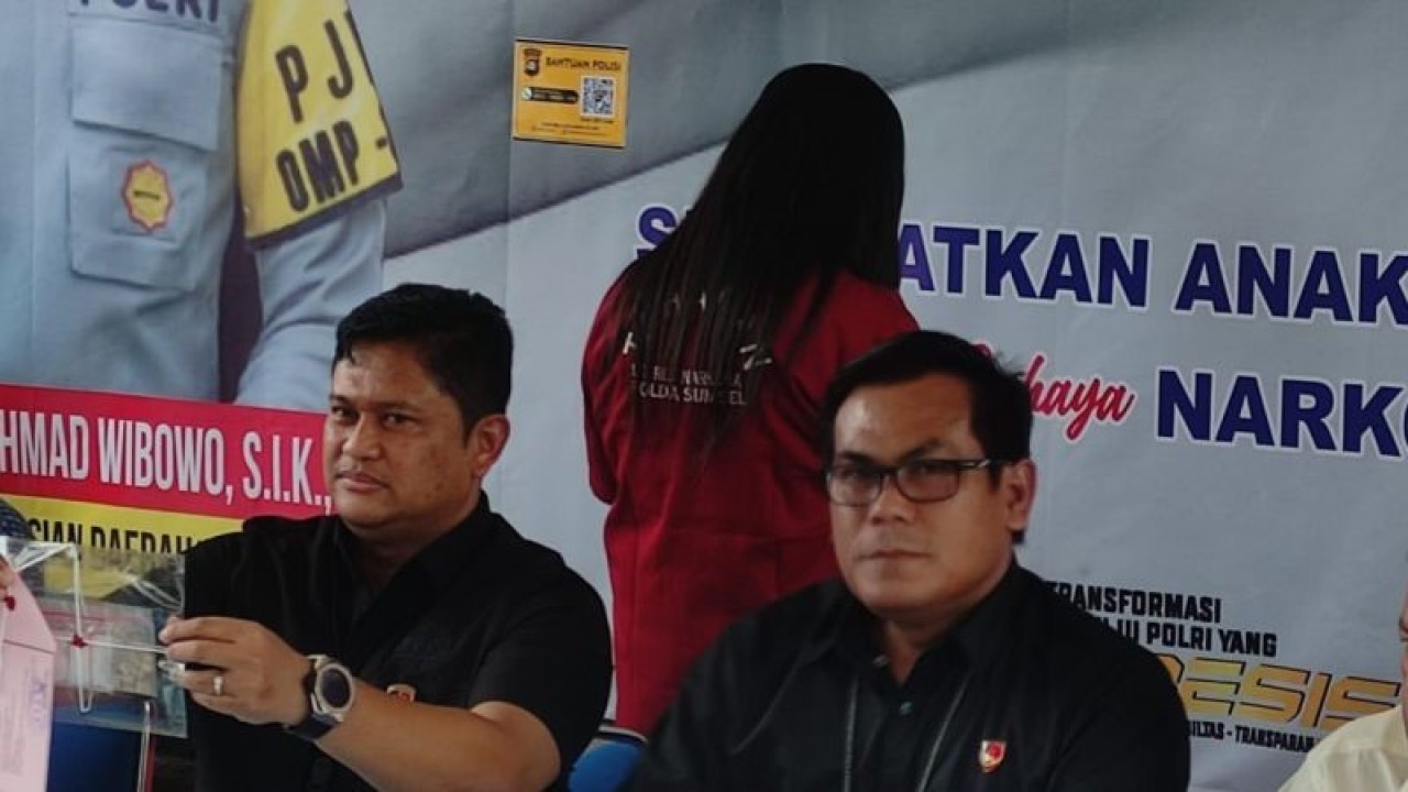 Direktur Direktorat Reserse Narkoba Polda Sumatera Selatan, Kombes Pol Heru Agung Nugroho, menunjukkan barang bukti narkoba milik tersangka WA (42), oknum ASN Puskesmas, Dinas Kesehatan Kabupaten Ogan Komering Ilir, Selasa (13/12/2022). ANTARA/M Riezko B Elko