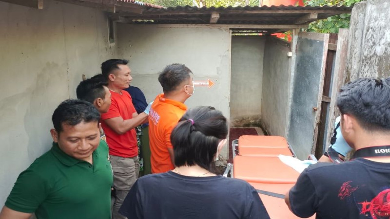 Satuan Reskrim Polres Sekadau, Kalimantan Barat menangkap pasangan kekasih yang diduga kuat melakukan upaya aborsi atas hasil hubungan terlarang mereka, yakni berinisial NI dan IN yang tercatat sebagai warga Sepauk, Kabupaten Sintang. (Foto ANTARA/HO-Humas Polres Sekadau)