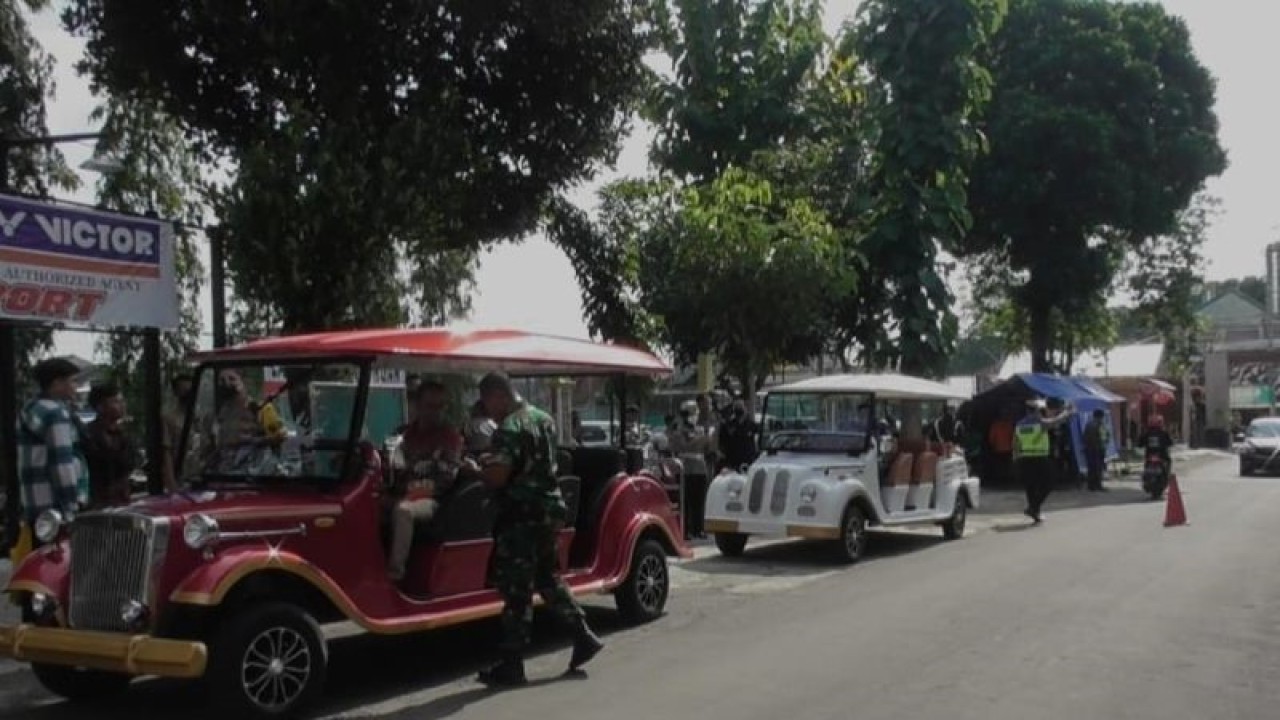 Golf Car bantuan dari UGM Yogyakarta untuk membantu mengantar tamu undangan pernikahan Kaesang Pangarep dan Erina Sofia Gudono yang di siapkan di area parkir Lapangan Kentungan, Sleman, Jumat (9/12/22). ANTARA/Victorianus Sat Pranyoto