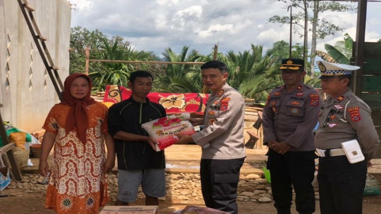 Polres Konawe Utara beri bantuan sembako korban angin puting beliung, Konawe Utara, Selasa (6/12/2022) (ANTARA/HO-Humas Polda Sultra)