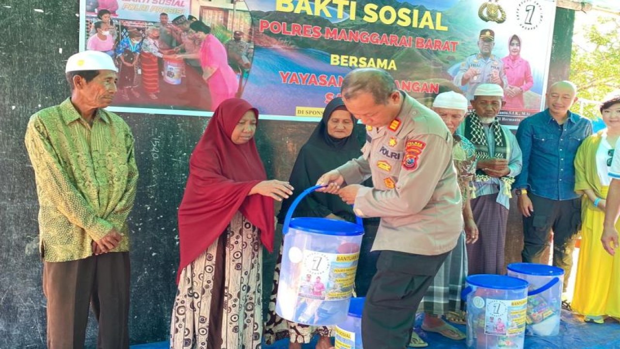 Polres Manggarai Barat bersama Yayasan Satu Angan Satu Impi menyalurkan bantuan air bersih bagi warga kepulauan di Desa Papagarang, Kecamatan Komodo, Manggarai Barat, NTT, Selasa (13/12/2022). (ANTARA/HO-Polres Manggarai Barat)