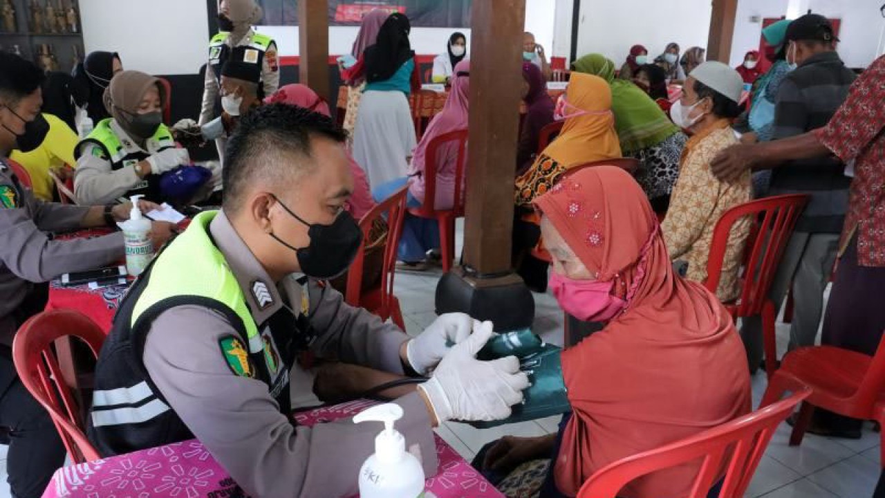 Petugas Kesehatan Polres Sukoharjo saat memeriksa seorang pasien dalam kegiatan pengobatan gratis masyarakat di Desa Bakalan, Kecamatan Polokarto, Kabupaten Sukoharjo, Jawa Tengah, Kamis (15/12/2022). ANTARA/Bambang Dwi Marwoto.
