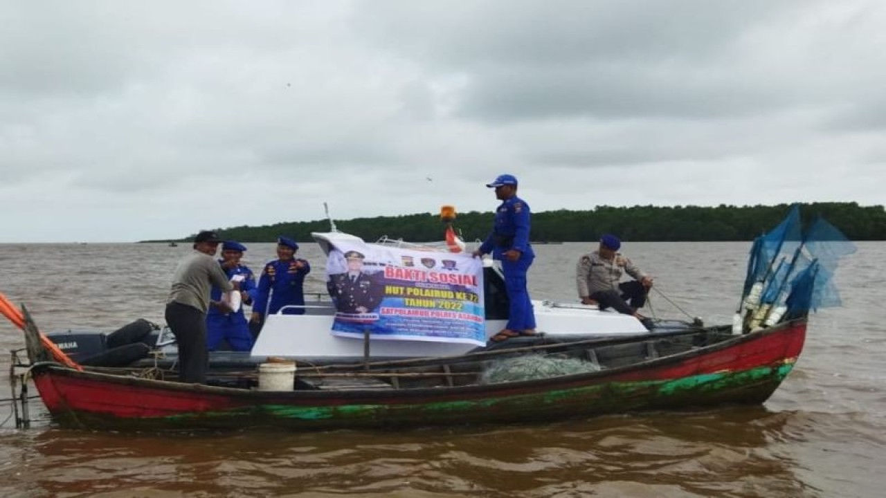 Personel Polres Asahan  membagikan bantuan sembako kepada  nelayan dan masyarakat pesisir  Bagan Asahan, Kabupaten Asahan. (Foto:ANTARA/HO/Polres Asahan.)