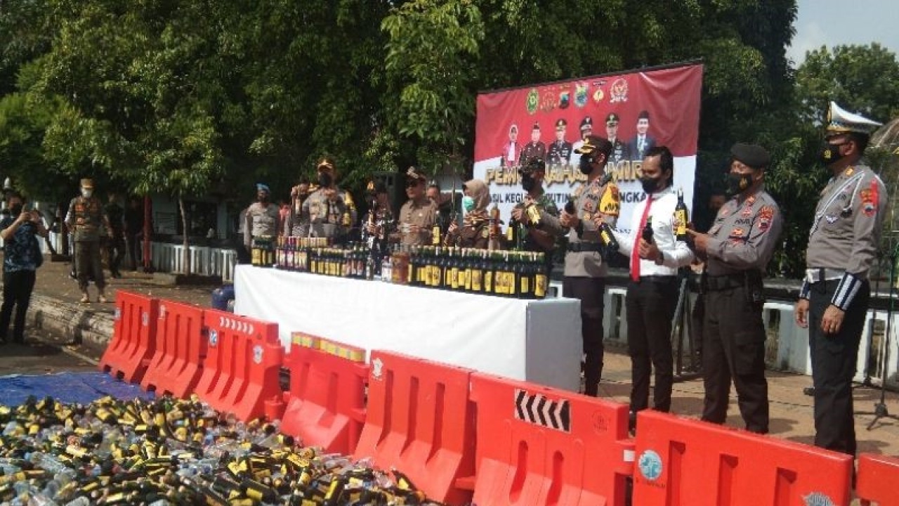 Kepala Polres Batang AKBP Mohamad Irwan Susanto bersama PJ Bupati Batang Lani Dwi Rejeki melakukan pemusanahan ribuan botol minuman keras usai acara gelar pasukan Operasi Lilin Candi 2022 di Batang, Kamis (22/12/2022). (ANTARA/Kutnadi)