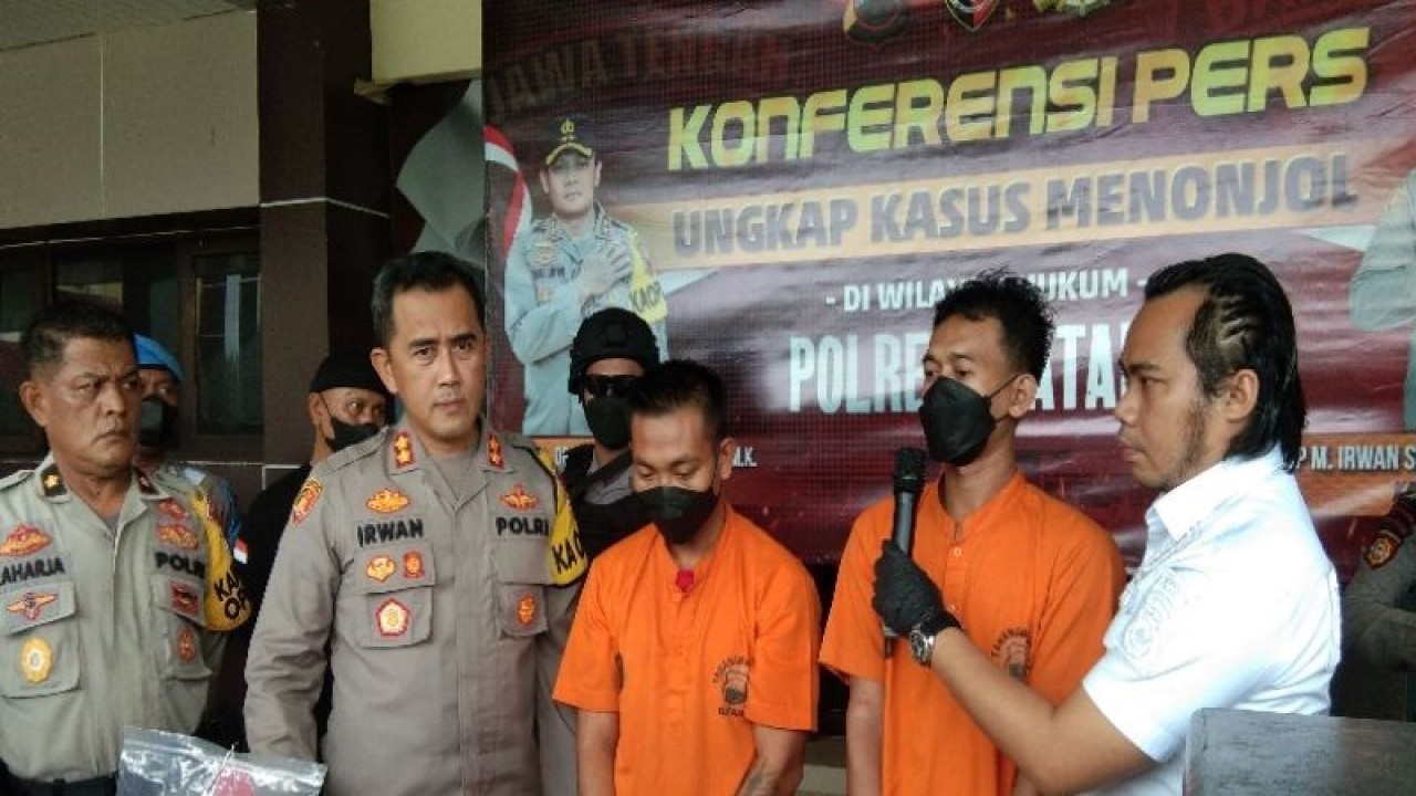Kepala Polres Batang AKBP Mohamad Irwan Susanto (dua dari kanan) didampingi Kabagops Kompol Rahardja dan Kasatreskrim Yorisa Prabowo (baju putih) pada saat acara konferensi pers pengungkapan kasus pembobolan brankas berisi emas batangan di Batang, Jawa Tengah, Selasa (27-12-2022). ANTARA/Kutnadi