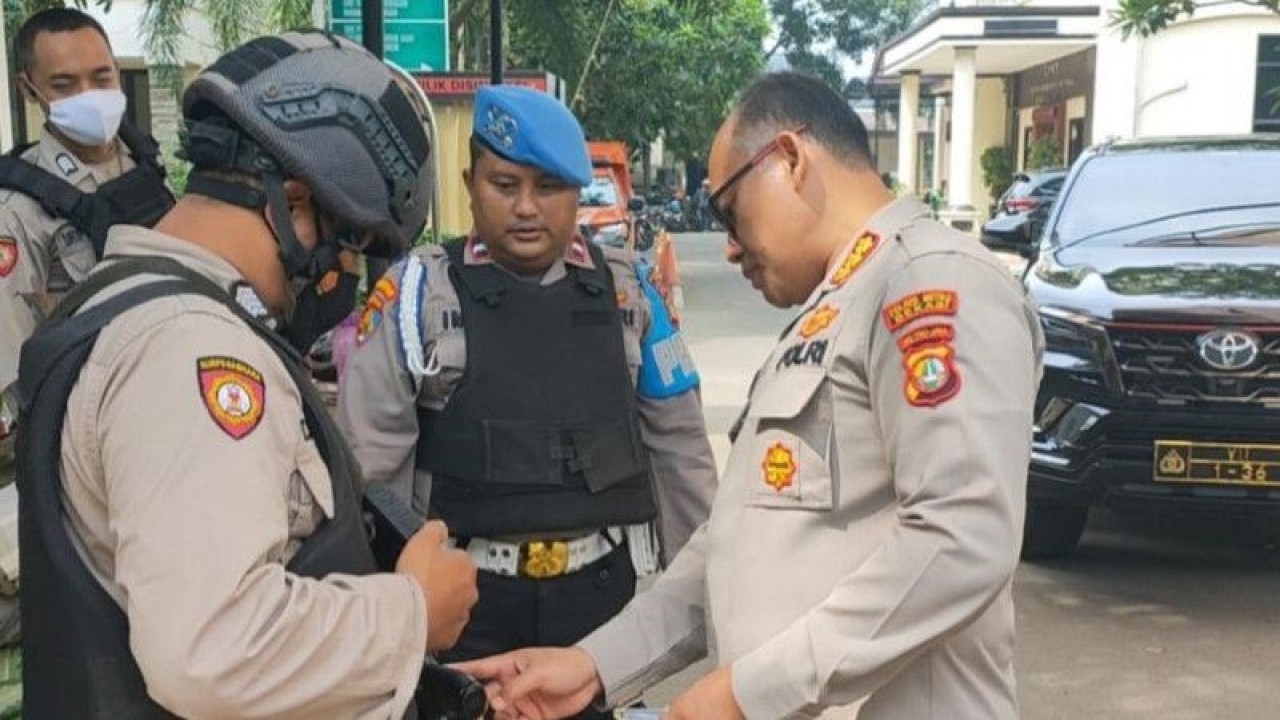 Kapolres Metro Bekasi Komisaris Besar Gidion Arif Setyawan mengecek langsung kesiapan petugas penjagaan di Mapolres Metro Bekasi usai peristiwa bom Polsek Bandung, Rabu (7/12/2022). ANTARA/Pradita Kurniawan Syah