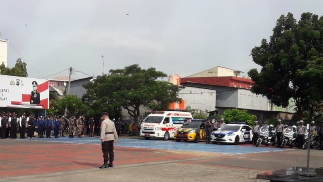 Polres Metro Bekasi bersama unsur TNI dan Pemkab Bekasi menggelar apel Operasi Lilin Jaya 2022 di halaman Mapolres Metro Bekasi, Kamis (22/12/2022). ANTARA/Pradita Kurniawan Syah