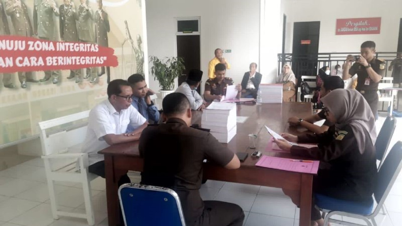 Penyidik bersama penuntut umum melaksanakan kegiatan pemeriksaan berkas dalam proses tahap dua kasus korupsi saprodi dan cetak sawah baru di Kantor Kejari Bima, NTB, Senin (12/12/2022). (ANTARA/HO-Polres Bima)