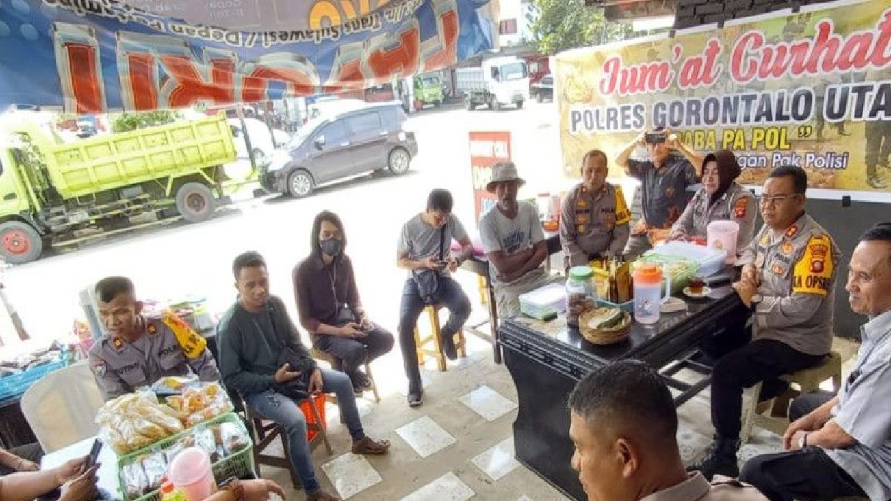 Polres Gorontalo Utara, menggelar Jumat Curhat bersama masyarakat di Desa Pontolo, Kecamatan Kwandang. (ANTARA/Susanti Sako)