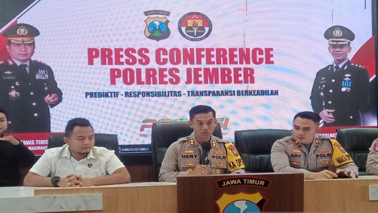 Kapolres Jember AKBP Hery Purnomo (tengah) dalam konferensi pers akhir tahun di Mapolres Jember, Jumat (30/12/2022). ANTARA/Zumrotun Solichah