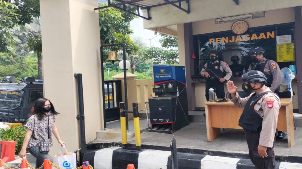 Sejumlah personel Polres Metro Jakarta Pusat bersiaga di gerbang masuk, Jakarta, Rabu (7/12/2022). ANTARA/Ulfa Jainita