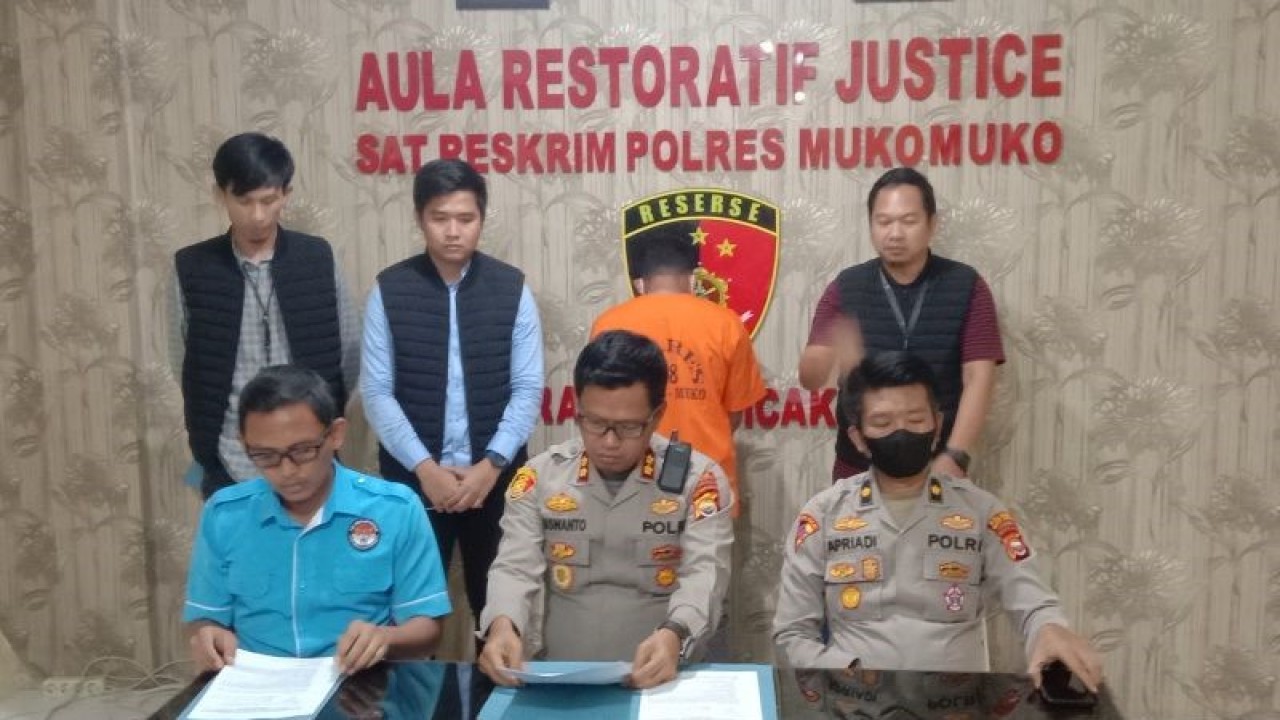 Kepolisian Resor Mukomuko menggelar saat siaran pers terkait penetapan satu tersangka korupsi dana program PIID-PEL dari Kementerian Desa, Pembangunan Daerah Tertinggal dan Transmigrasi tahun 2019, Kamis (8/12/2022). ANTARA/Ferri.