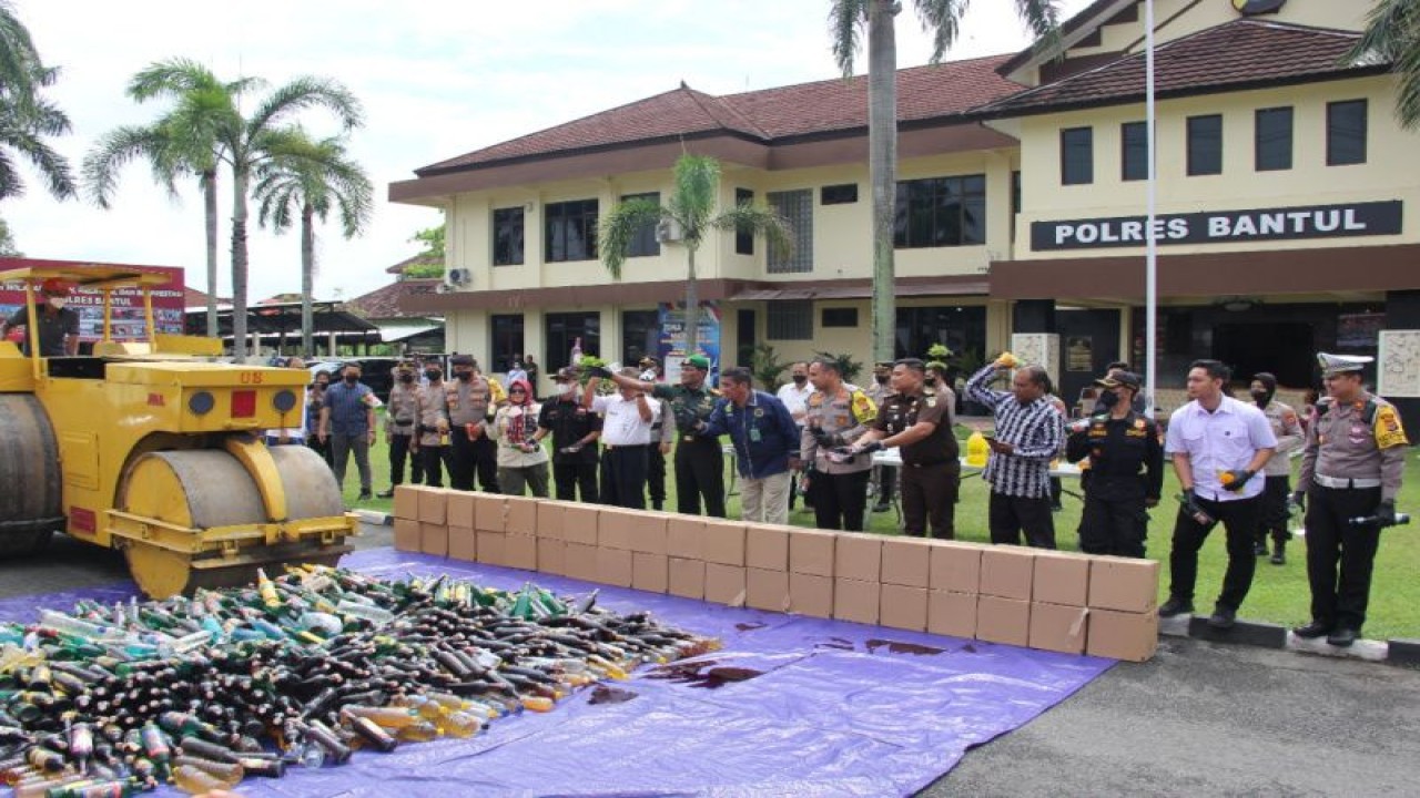 Pemusnahan barang bukti ribuan minuman keras berbagai merk hasil operasi cipta kondisi Kegiatan Rutin Yang Ditingkatkan (KRYD) Polres Bantul, DIY, Rabu (28/12/2022) ANTARA/Foto Humas Polres Bantul.
