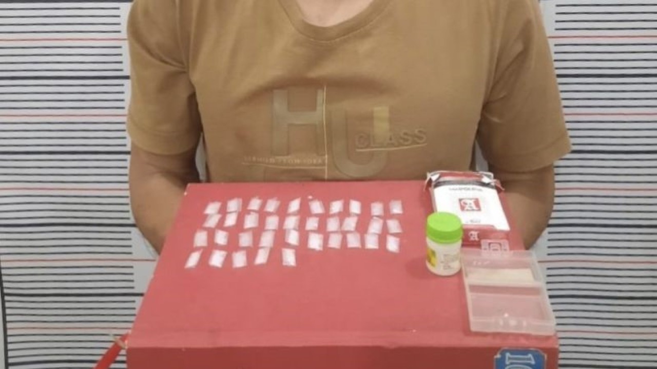 Polisi memperlihatkan barang bukti berupa 35 paket sabu dari seorang terduga pengedar narkoba saat diamankan di Satres Narkoba Polres Nagan Raya, Provinsi Aceh, Senin (5/12/2022) malam. (ANTARA/HO)