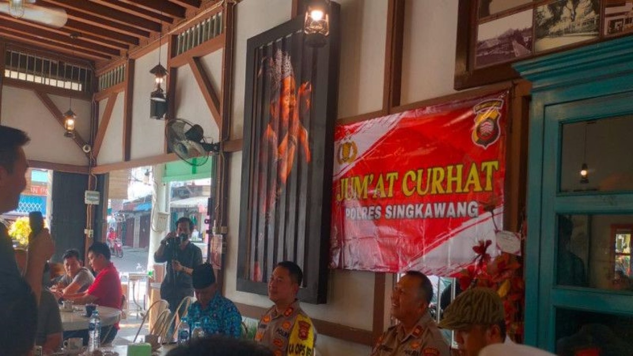 Kegiatan Jumat Curhat yang dilaksanakan Polres Singkawang untuk menampung masukan dari mastyarakat Singkawang terkait upaya menjaga Kamtibmas (rudi)