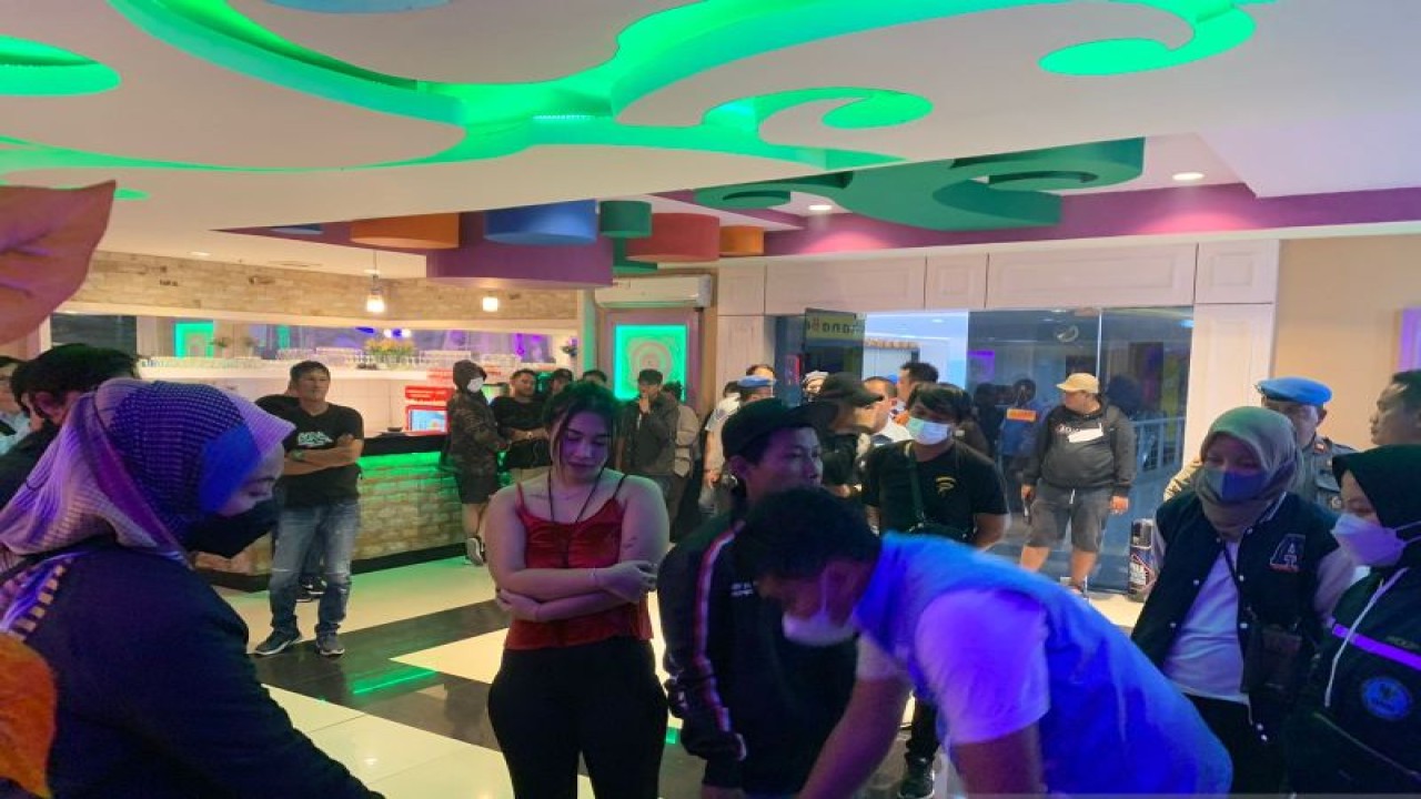 Petugas gabungan dari unsur Polres Sukabumi Kota, BNNK Sukabumi dan Subdenpom III/1-2 Sukabumi saat memeriksa urine pengunjung THM di Kota Sukabumi, Jabar. Antara/Aditya Rohman.