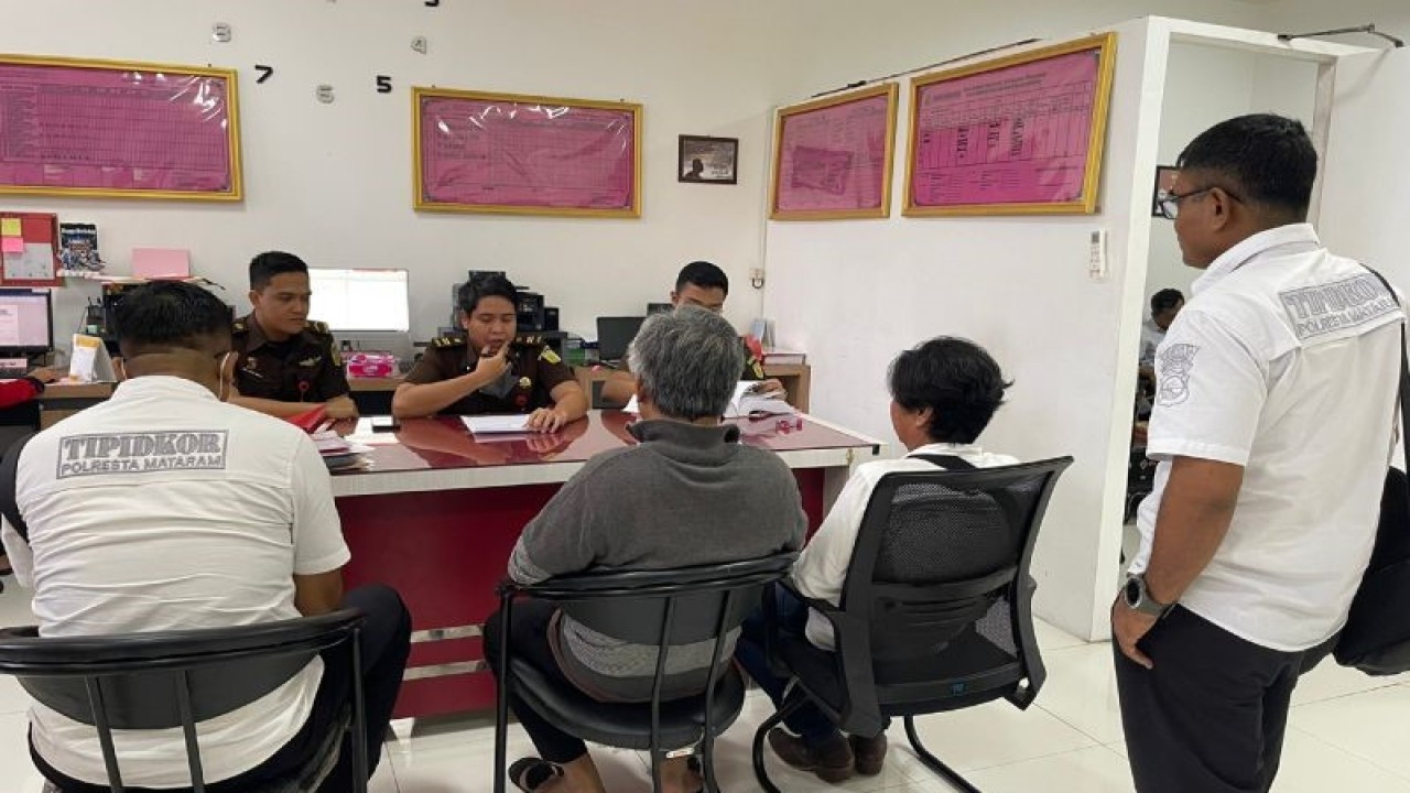 Jaksa penuntut umum memeriksa kelengkapan administrasi pelimpahan tersangka dan barang bukti kasus pungli sewa kios Pasar Ampenan di Kantor Kejari Mataram, NTB, Kamis (29/12/2022). (ANTARA/Dhimas B.P.)