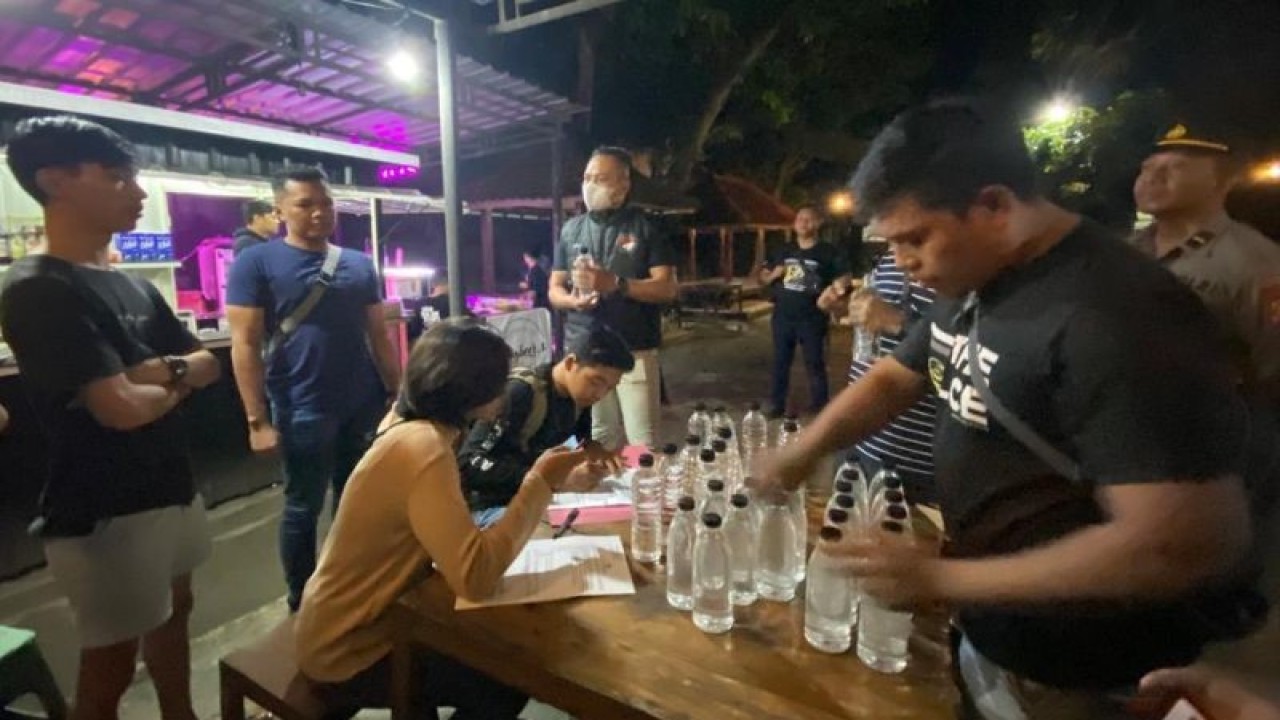 Petugas kepolisian dalam giat razia minuman beralkohol tanpa izin edar di salah satu kafe kawasan Mataram, NTB, Selasa malam (27/12/2022). (ANTARA/HO-Polresta Mataram)