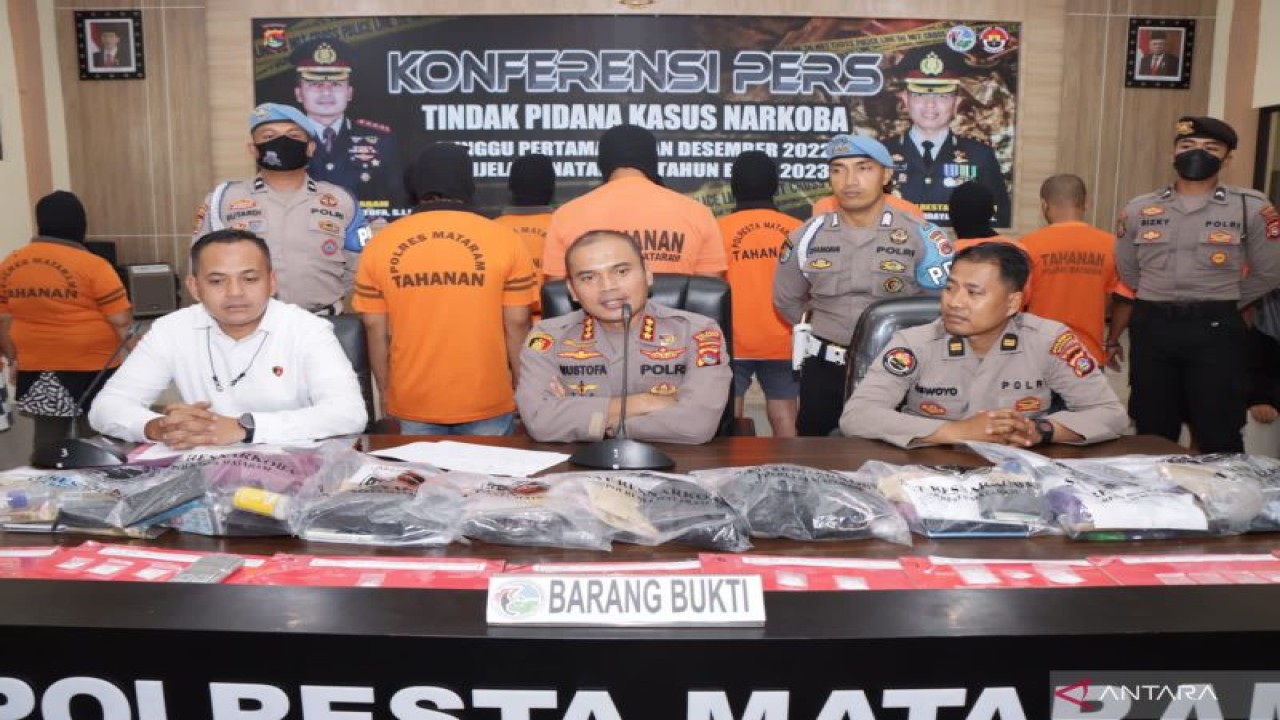 Kapolresta Mataram Kombes Pol. Mustofa (tengah) didampingi Kepala Satresnarkoba Kompol I Made Yogi Purusa Utama (kiri) bersama anggota lain dalam konferensi pers kasus peredaran narkoba dalam sepekan di Mataram, Senin (5/12/2022). (ANTARA/HO-Polresta Mataram)