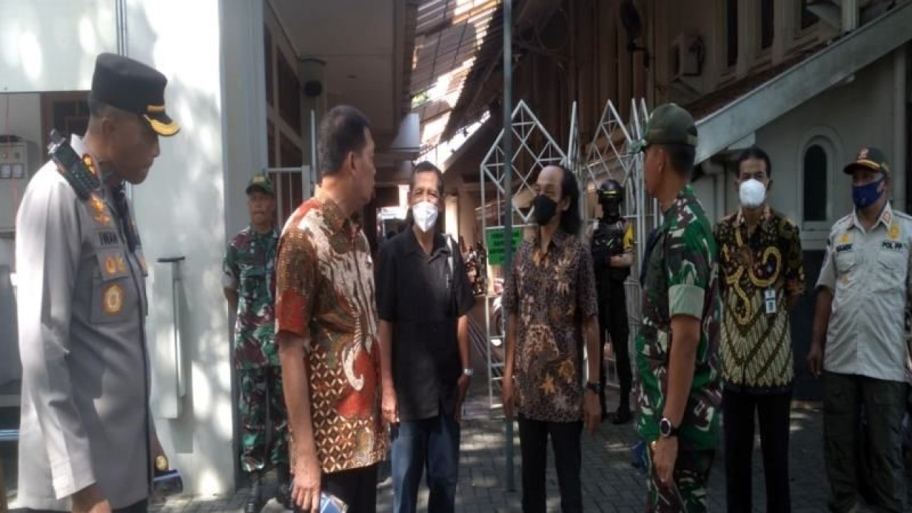 Kapolresta Surakarta Kombes Pol. Iwan Saktiadi (kiri) bersama Dandim 0735 Surakarta Letkol Inf. Devy Kristiono (paling kanan) saat mendampingi Wakil Wali Kota Teguh Prakosa (dua dari kiri) mengecek di Gereja Katolik Santo Antonius Purbayan Surakarta, Selasa (20-12-2022). ANTARA/Bambang Dwi Marwoto