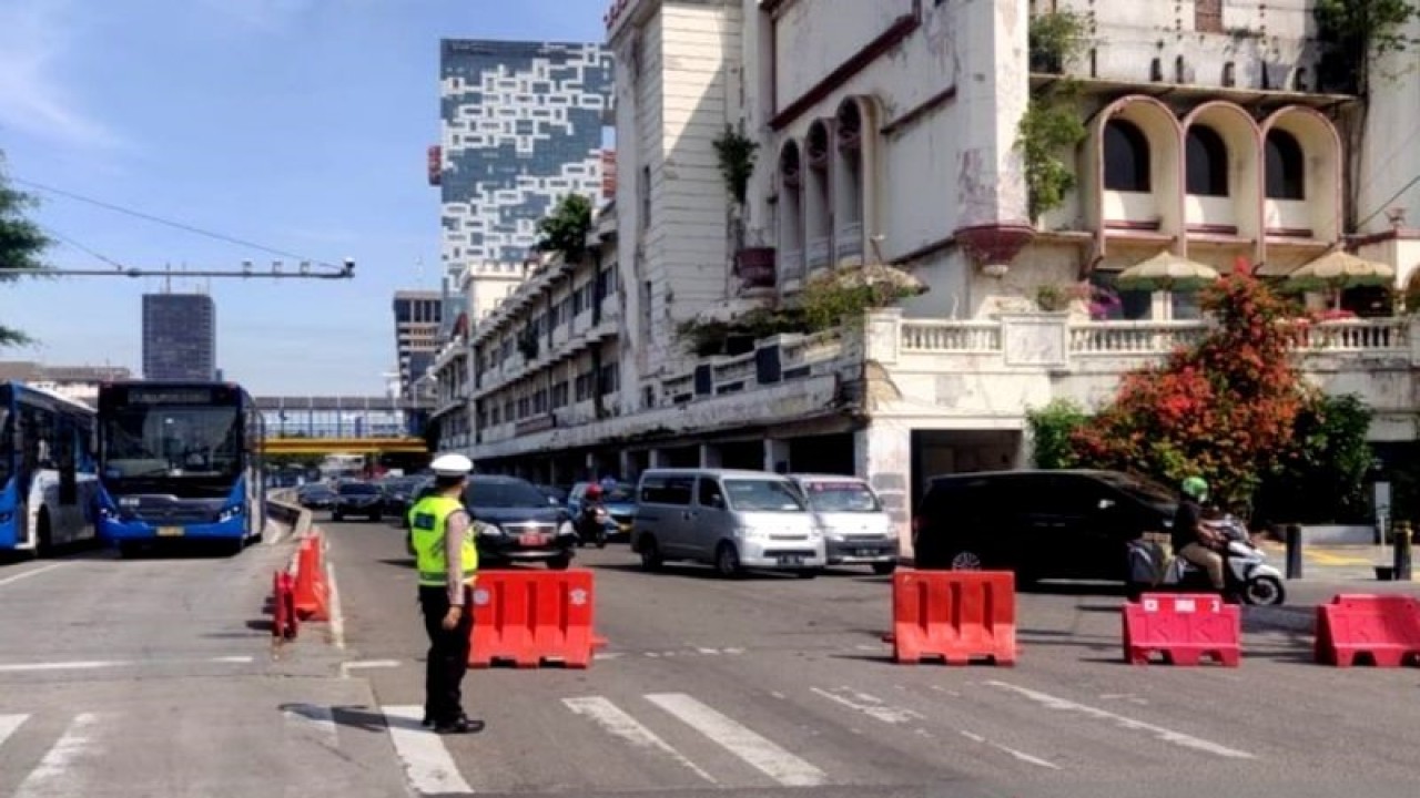 Polri Ditlantas PMJ melakukan penutupan jalan dan pengalihan arus di TL Harmoni, Jakarta Pusat, Senin (12/12/2022). ANTARA/HO-TMCPoldaMetro